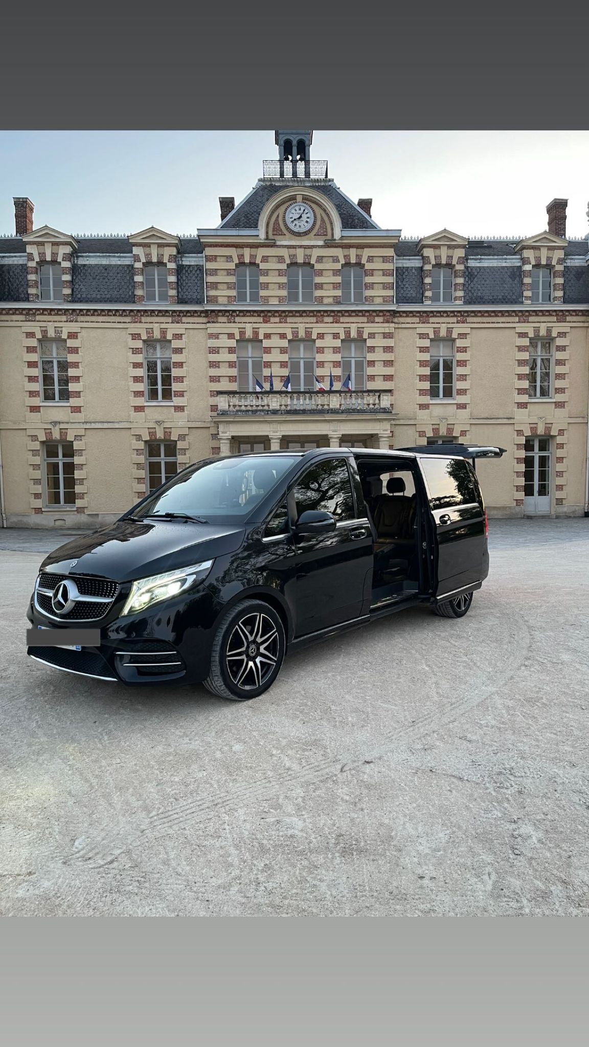 Van Mercedes devant château La Cour Privée